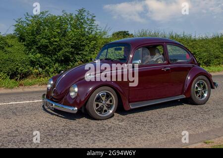 1973 70er Jahre rot 1300 VW Volkswagen Käfer  VW Käfer, alter Typ, Käfer, auf dem Weg zur Capesthorne Hall classic July Car Show, Ceshire, UK Stockfoto