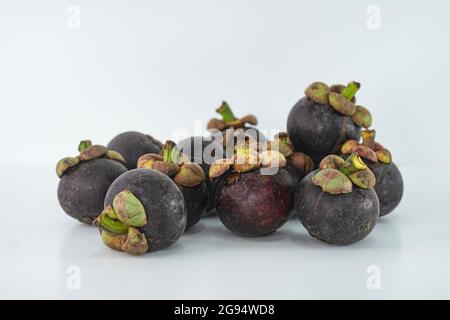 Reife Mangostan oder lokal als manggis bekannt, eine berühmte Frucht in Malaysia. Selektive Fokuspunkte. Unscharfer Hintergrund Stockfoto