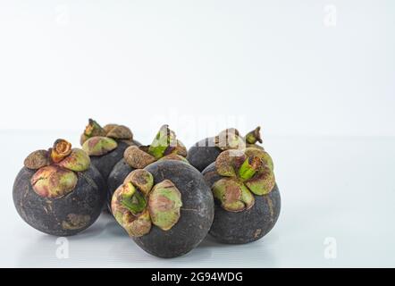 Reife Mangostan oder lokal als manggis bekannt, eine berühmte Frucht in Malaysia, die als Königin der Früchte gilt. Selektive Fokuspunkte. Unscharfer Hintergrund Stockfoto