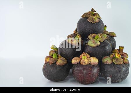 Reife Mangostan oder lokal als manggis bekannt, eine berühmte Frucht in Malaysia. Selektive Fokuspunkte. Unscharfer Hintergrund Stockfoto