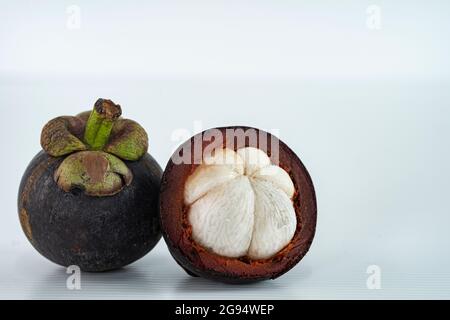 Reife Mangostan oder lokal als manggis bekannt, eine berühmte Frucht in Malaysia. Selektive Fokuspunkte. Unscharfer Hintergrund Stockfoto