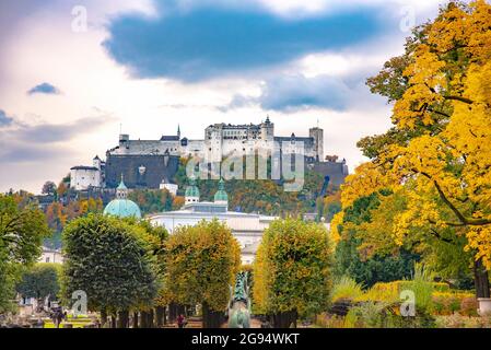 Blick auf die Festung Hohensalzburg oder die Festung Hohensalzburgis, eine große mittelalterliche Festung in der Stadt Salzburg. Aufgenommen in Salzburg, Österreich, Octo Stockfoto