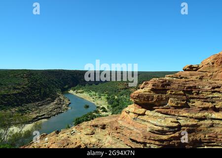 Blick über die Landschaft vom Nature's Window auf eine River Gorge im Westen Australiens von Kalbarri Stockfoto