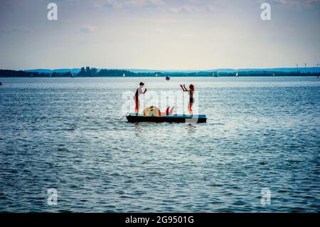 BOHMTE, DEUTSCHLAND. 27. JUNI 2021 Naturpark Dammer. Blick auf den See, Frauen spielen Volleyball. Stockfoto