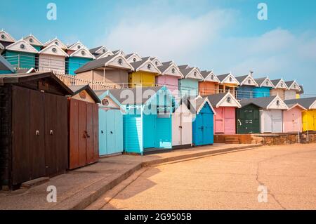 Reihe geschlossener Strandhütten, Walton Pier, Walton-on-the-Naze, Essex, England Stockfoto