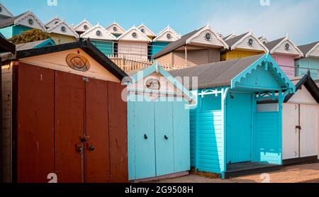 Reihe geschlossener Strandhütten, Walton Pier, Walton-on-the-Naze, Essex, England Stockfoto