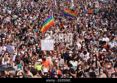 Berlin, Deutschland. Juli 2021. Tausende von Menschen nehmen an der Parade zum Christopher Street Day (CSD) Teil. Das offizielle Motto der CSD lautet: "Rette unsere Gemeinschaft - rette unseren Stolz", eine Anspielung auf die Tatsache, dass viele queere Institutionen wegen der Corona-Krise um ihre Existenz fürchten. Die CSD soll die Menschen an die Rechte von Lesben, Schwulen, Bisexuellen und Intersexuellen erinnern. Quelle: Jörg Carstensen/dpa/Alamy Live News Stockfoto