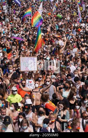 Berlin, Deutschland. Juli 2021. Tausende von Menschen nehmen an der Parade zum Christopher Street Day (CSD) Teil. Das offizielle Motto der CSD lautet: "Rette unsere Gemeinschaft - rette unseren Stolz", eine Anspielung auf die Tatsache, dass viele queere Institutionen wegen der Corona-Krise um ihre Existenz fürchten. Die CSD soll die Menschen an die Rechte von Lesben, Schwulen, Bisexuellen und Intersexuellen erinnern. Quelle: Jörg Carstensen/dpa/Alamy Live News Stockfoto