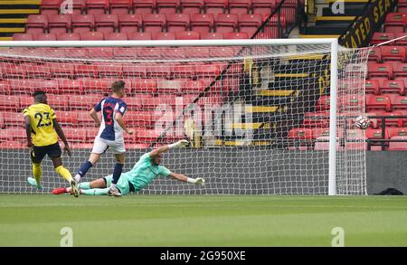 Ismaila Sarr von Watford (links) hat beim Freundschaftsspiel vor der Saison in der Vicarage Road, Watford, einen Torschuss hinnehmen können. Bilddatum: Samstag, 24. Juli 2021. Stockfoto