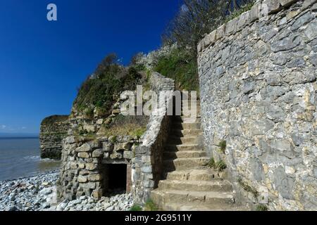 Pill Box und Fußweg aus dem zweiten Weltkrieg, Tresilian Bay, Glamorgan Heritage Coast, Vale of Glamorgan, South Wales. Stockfoto