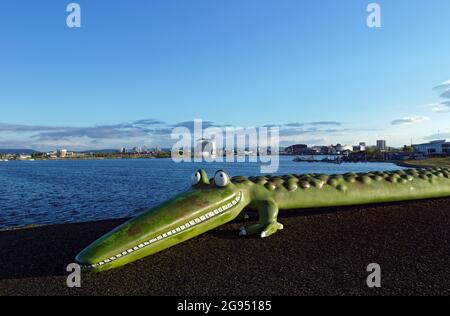 Das riesige Krokodil aus Roald Dahls gleichnamigem Buch, Cardiff Bay Barrage, Cardiff, South Wales. Stockfoto