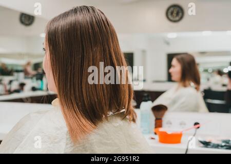 Gekämmt und stumpfes mittellanges Haar, Vorbereitung für Haarfärbung. Neu Stockfoto