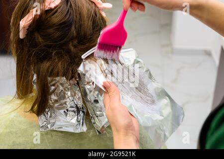 Beginn der Haarfärbung, Färbung Technik balayag, Haarbleiche für die Anwendung von Farbe. Neu Stockfoto