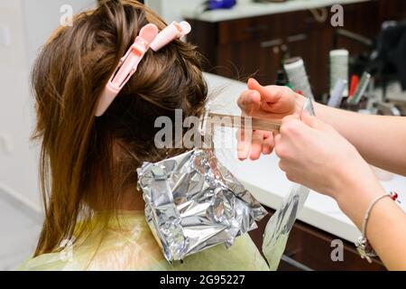 Beginn der Haarfärbung, Färbung Technik balayag, Haarbleiche für die Anwendung von Farbe. Neu Stockfoto