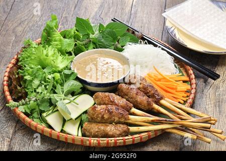 nem lui fue, gegrillte Schweinshackwürste auf Zitronengrasspießen, vietnamesische Küche Stockfoto