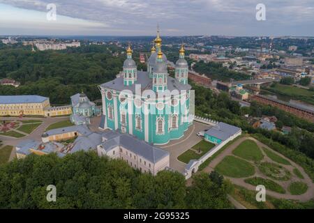 Blick auf die Mariä-Himmelfahrt-Kathedrale an einem Julimorgen (Luftaufnahme). Smolensk, Russland Stockfoto