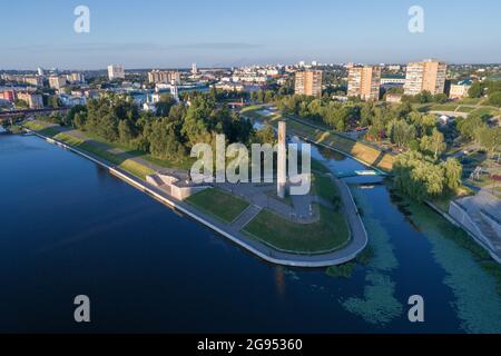 OREL, RUSSLAND - 06. JULI 2021: Luftaufnahme des Denkmals zu Ehren des 400. Jahrestages der Stadt Orjol an einem sonnigen Julimorgen Stockfoto