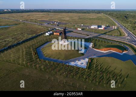 RZHEV, RUSSLAND - 07. JULI 2021: Blick auf das Rzhev-Denkmal für den sowjetischen Soldaten an einem warmen Juliabend (aufgenommen von einem Quadcopter) Stockfoto