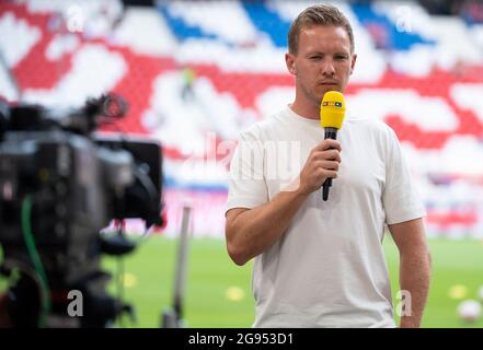 München, Deutschland. Juli 2021. Fußball: Testspiele, FC Bayern München - Ajax Amsterdam in der Allianz Arena. Trainer Julian Nagelsmann aus München kommt vor dem Spiel ins Stadion und gibt ein TV-Interview. Kredit: Sven Hoppe/dpa - WICHTIGER HINWEIS: Gemäß den Bestimmungen der DFL Deutsche Fußball Liga und/oder des DFB Deutscher Fußball-Bund ist es untersagt, im Stadion und/oder vom Spiel aufgenommene Fotos in Form von Sequenzbildern und/oder videoähnlichen Fotoserien zu verwenden oder zu verwenden./dpa/Alamy Live News Stockfoto