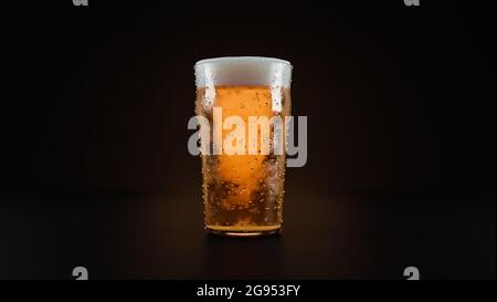 Glas helles Bier auf dunklem Hintergrund. 3D-Modell und Illustration. Stockfoto