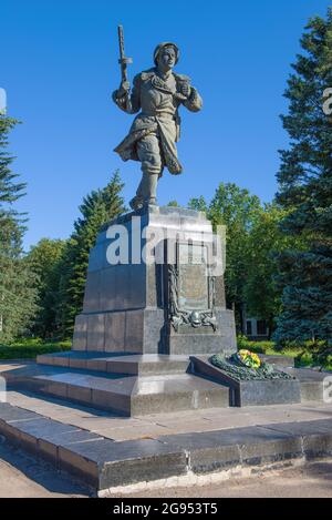 VELIKIE LUKI, RUSSLAND - 04. JULI 2021: Denkmal für Alexander Matrosov an einem Julitag Stockfoto