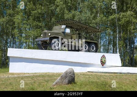 VELIZH, RUSSLAND - 04. JULI 2021: Denkmal für die Katyusha - bewacht Raketenwerfer an einem sonnigen Julitag Stockfoto