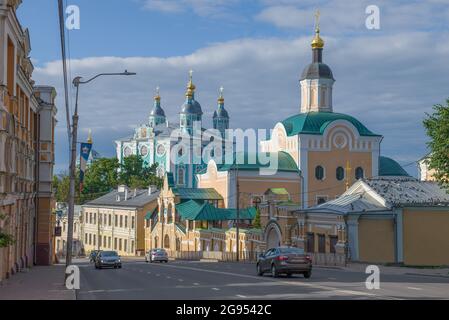 SMOLENSK, RUSSLAND - 04. JULI 2021: Kloster der Heiligen Dreifaltigkeit und Mariä-Himmelfahrt-Kathedrale im Stadtbild an einem Julinachmittag Stockfoto