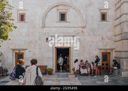 Ana Mera, Griechenland - 24. September 2019: Menschen im Innenhof des Panagia Tourliani-Klosters, einer weiß getünchten Kirche und eines Klosters auf Mykonos aus Fr. Stockfoto
