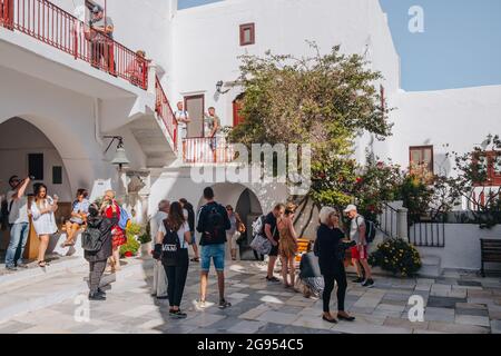 Ana Mera, Griechenland - 24. September 2019: Touristen im Innenhof des Panagia Tourliani-Klosters, einer weiß getünchten Kirche und eines Klosters auf Mykonos Stockfoto