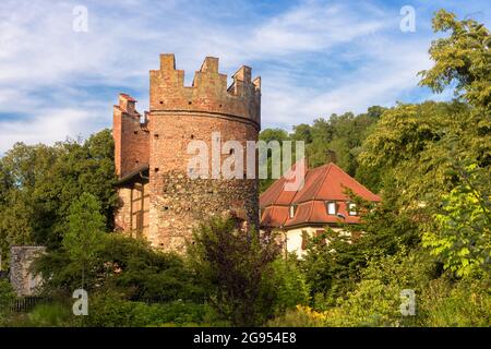 Festungsturm der Stadt Ravensburg, Baden-Württemberg, Deutschland, Europa. Alte Gebäude in der Innenstadt von Ravensburg im Sommer. Landschaftlich schöner Blick auf die mittelalterliche Struktur Stockfoto