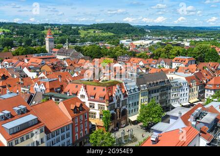 Panorama von Ravensburg, Baden-Württemberg, Deutschland, Europa. Luftaufnahme der Häuser der Stadt Ravensburg im Sommer. Landschaft der alten schwäbischen Stadt in Alpine Stockfoto