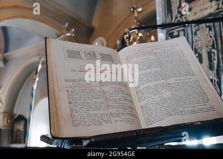 Ana Mera, Griechenland - 24. September 2019: Heiliges Buch im Tourliani-Kloster, einer weiß getünchten Kirche und einem Kloster auf Mykonos aus dem 16. Jahrhundert Stockfoto