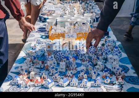 Ana Mera, Griechenland - 24. September 2019: Touristen stöbern an den Marktständen in Ana Mera, einer Stadt auf der Insel Mykonos, die für ihre monasteri berühmt ist Stockfoto