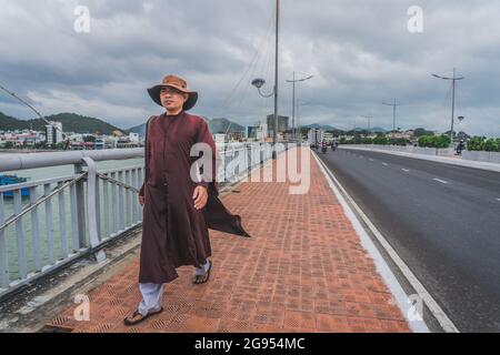 Ein Mann geht über eine Brücke in Vietnam, Asien. Nha Trang, Vietnam - 15. März 2020. Stockfoto