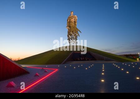 RSCHEW, RUSSLAND - 07. JULI 2021: Nacht zum Juli auf dem Denkmal für sowjetische Soldaten Stockfoto