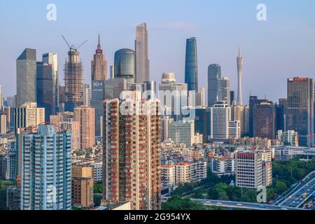 Guangzhou, China Juli 23,2021. Guangzhou Tianhe CBD, Luftaufnahmen von Guangzhou Stadtarchitektur, Nachtansicht. Stockfoto