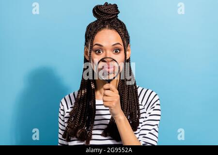 Foto von jungen afro Mädchen Pouted Lippen senden Luft Kuss Narren vergrößern Zoom isoliert über blauen Hintergrund Stockfoto