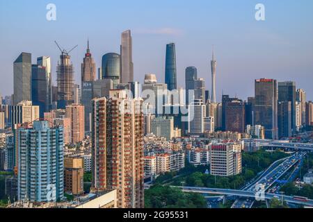 Guangzhou, China Juli 23,2021. Guangzhou Tianhe CBD, Luftaufnahmen von Guangzhou Stadtarchitektur, Nachtansicht. Stockfoto