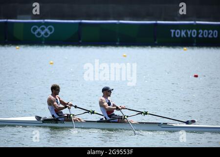 Tokio, Japan. Juli 2021. TOKIO - JULI 23 : Hugo BOUCHERON und Matthieu ANDRODIAS gewinnen ihre Hitze während der Doppelzweier-Männer-Sculls am Sea Forest Waterway. (Foto von Mickael Chavet/RX/UPtertainment/Sipa USA). (Foto von Mickael Chavet/Uptertainment/Sipa USA) Quelle: SIPA USA/Alamy Live News Stockfoto