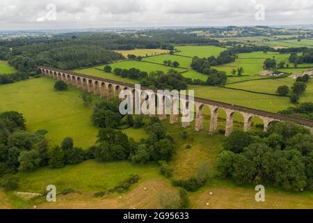 Luftlandschaftsansicht des Bahnviadukts Crimple Valley in Harrogate, Großbritannien Stockfoto