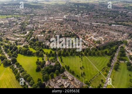 HARROGATE, GROSSBRITANNIEN – 23. JULI 2021. Eine Luftaufnahme des Stadtzentrums von Harrogate und der Straße in North Yorkshire, Großbritannien Stockfoto