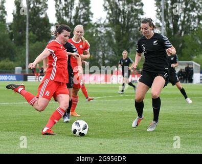 Cardiff, Wales. 4. Juni 2019. Helen ward of Wales Women überquert den Ball trotz der Aufmerksamkeit von Anna Green von den neuseeländischen Frauen beim Freundschaftsspiel Women's International zwischen Wales Women und den neuseeländischen Frauen am 4. Juni 2019 auf dem Cardiff International Sports Campus, Cardiff, Wales. Quelle: Duncan Thomas/Majestic Media. Stockfoto