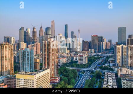 Guangzhou, China Juli 23,2021. Guangzhou Tianhe CBD, Luftaufnahmen von Guangzhou Stadtarchitektur, Nachtansicht. Stockfoto