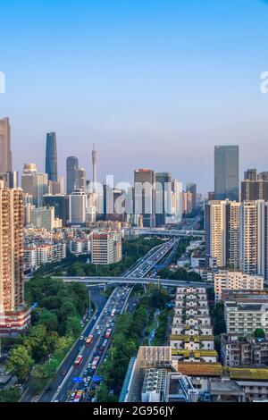 Guangzhou, China Juli 23,2021. Guangzhou Tianhe CBD, Luftaufnahmen von Guangzhou Stadtarchitektur, Nachtansicht. Stockfoto