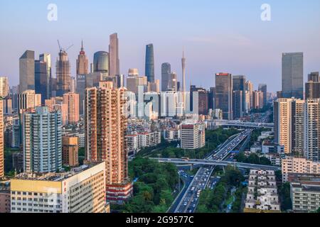 Guangzhou, China Juli 23,2021. Guangzhou Tianhe CBD, Luftaufnahmen von Guangzhou Stadtarchitektur, Nachtansicht. Stockfoto