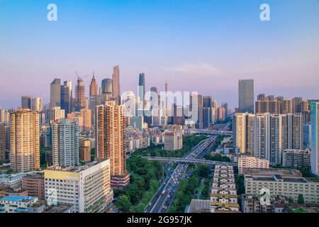 Guangzhou, China Juli 23,2021. Guangzhou Tianhe CBD, Luftaufnahmen von Guangzhou Stadtarchitektur, Nachtansicht. Stockfoto