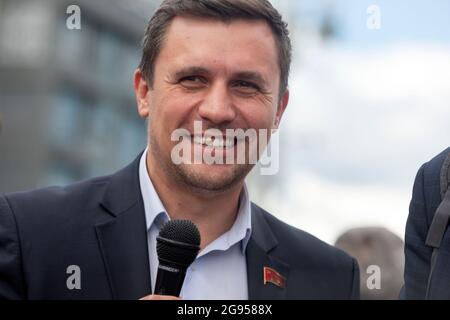 Moskau, Russland. 24. Juli 2021 Politiker, Mitglied der russischen kommunistischen Partei Nikolay Bondarenko spricht mit den Teilnehmern der kommunistischen Kundgebung und einem Anti-Impfprotest im Zentrum von Moskau, Russland Stockfoto