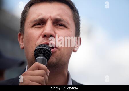 Moskau, Russland. 24. Juli 2021 Politiker, Mitglied der russischen kommunistischen Partei Nikolay Bondarenko spricht mit den Teilnehmern der kommunistischen Kundgebung und einem Anti-Impfprotest im Zentrum von Moskau, Russland Stockfoto