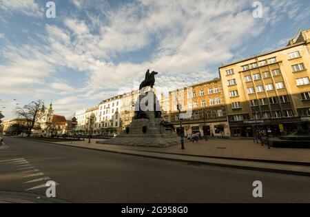 Krakau, Polen - 10. April 2021: Weitwinkelaufnahme des Grunwald-Denkmals, einer Reiterstatue des Königs von Polen am Matejko-Platz bei bewölktem Wetter Stockfoto