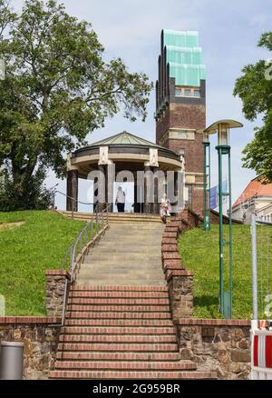 24. Juli 2021, Hessen, Darmstadt: Der Gartenpavillon ('Schwanentempel') von 1914 des Architekten Albin Müller steht vor dem Hochzeitsturm (o). Die UNESCO hat die Künstlerkolonie Mathildenhöhe in Darmstadt zum neuen Weltkulturerbe erklärt. Der zuständige Ausschuss der UN-Organisation für Bildung, Wissenschaft, Kultur und Kommunikation (UNESCO) hat die Entscheidung am Samstag auf seiner laufenden Sitzung getroffen. Foto: Frank Rumpenhorst/dpa Stockfoto